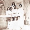 Caryca Aleksandra z dziećmi w towarzystwie Rasputina. Zdjęcie wykonano w 1908 r.