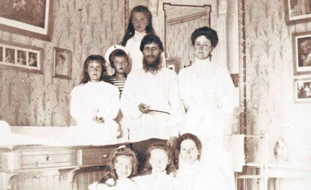 Caryca Aleksandra z dziećmi w towarzystwie Rasputina. Zdjęcie wykonano w 1908 r.