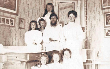 Caryca Aleksandra z dziećmi w towarzystwie Rasputina. Zdjęcie wykonano w 1908 r.
