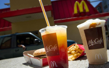 McDonald’s rezygnuje z plastiku i zaczyna testy papierowych słomek