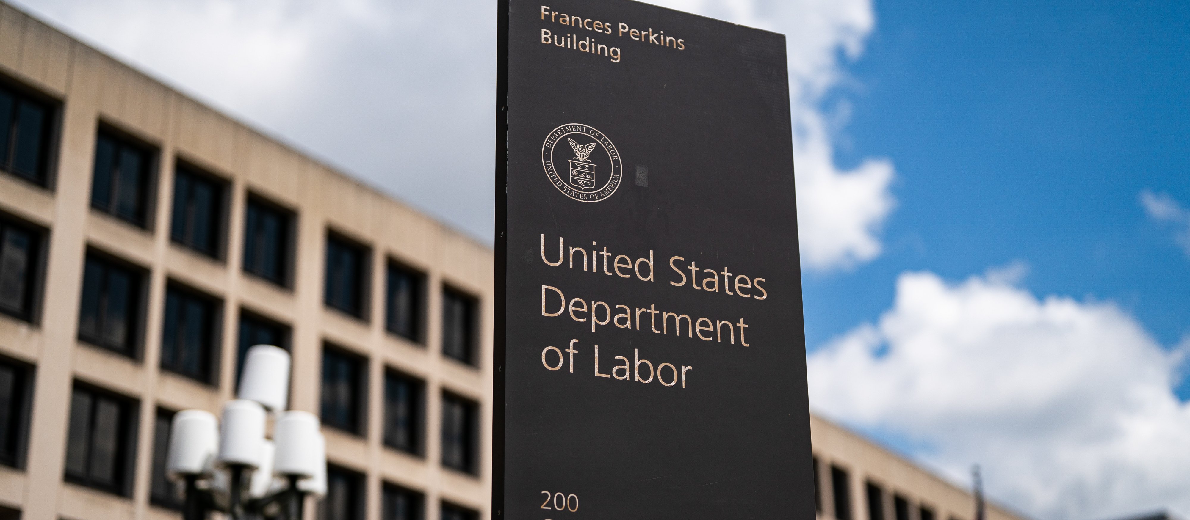 Nawet o milion miejsc pracy w USA mniej do marca