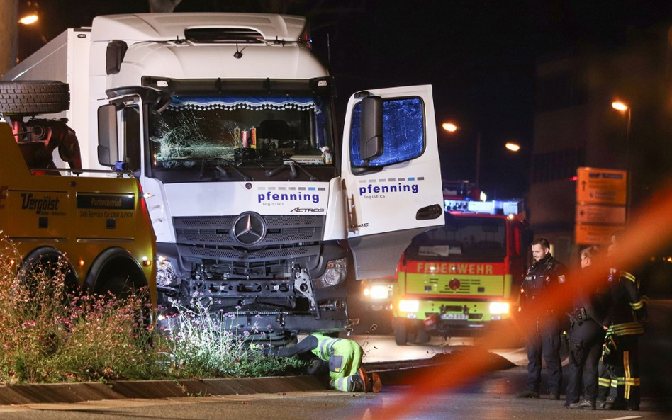 Ukradł ciężarówkę i ranił osiem osób. Policja mówi o akcie terroryzmu