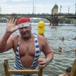 Praskie morsy uczciły święta Bożego Narodzenia tradycyjną kąpielą w Wełtawie