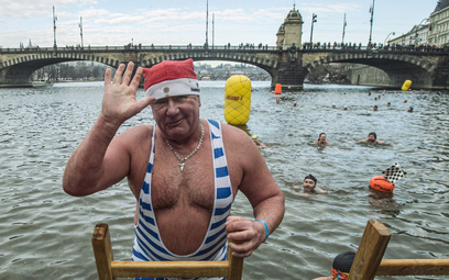 Praskie morsy uczciły święta Bożego Narodzenia tradycyjną kąpielą w Wełtawie