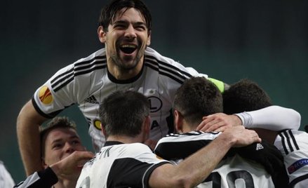 Kapitan Legii Ivica Vrdoljak na ramionach kolegów