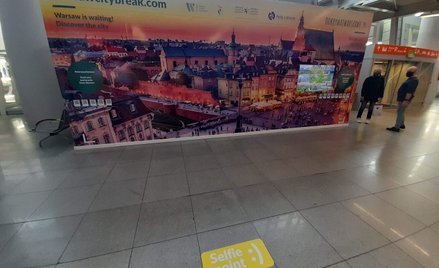 Stając na tle panoramy Warszawy można sobie zrobić zdjęcie i wysłać znajomym lub pochwalić się nim w