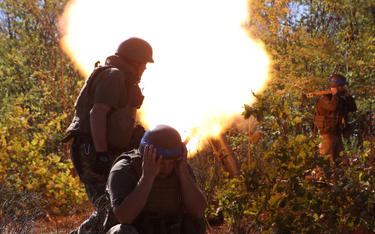 Ukraińscy żołnierze prowadzący ostrzał moździerzowy