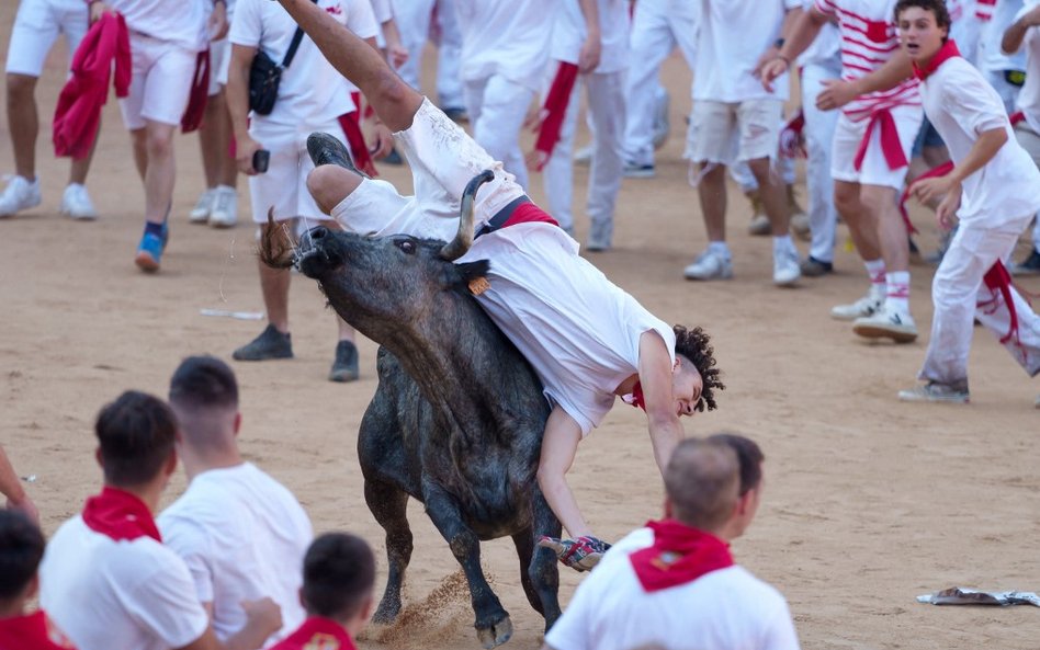 Tysiące ludzi co roku bierze udział w trwającym tydzień festiwalu w Pampelunie