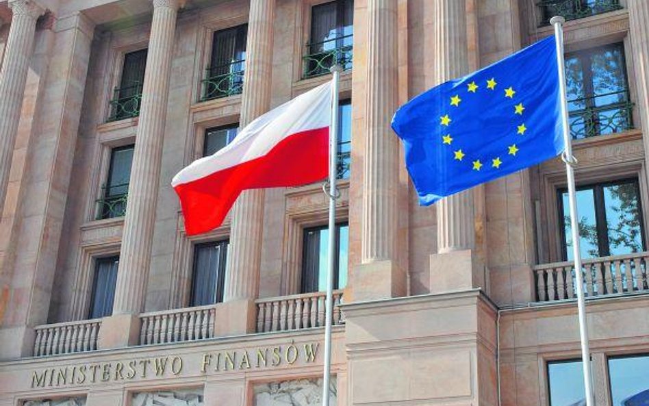 Ministerstwo Finansów nie wyklucza plasowania papierów na „głównych rynkach międzynarodowych”.