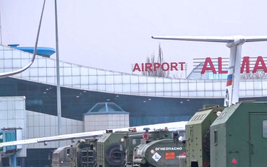 Rosyjskie pojazdy wojskowe na lotnisku w Ałmacie