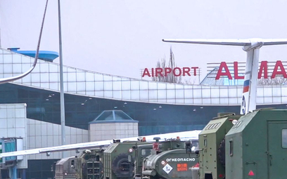 Rosyjskie pojazdy wojskowe na lotnisku w Ałmacie