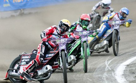 Szymon Woźniak (kask żółty) pogodził faworytów - Patryka Dudka (czerwony) i Bartosza Zmarzlika (nieb