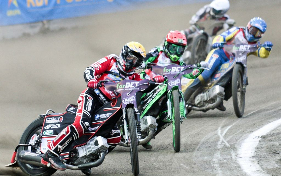 Szymon Woźniak (kask żółty) pogodził faworytów - Patryka Dudka (czerwony) i Bartosza Zmarzlika (nieb