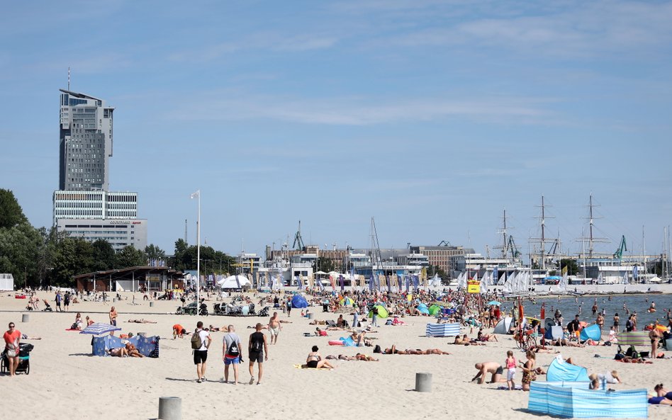 Upalny dzień na plaży w Gdyni