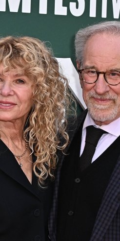 W czasie prac nad portretem Kate Capshaw poprosiła Stevena Spielberga o zgodę na przejrzenie jego pr