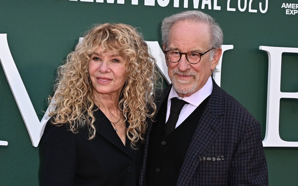 W czasie prac nad portretem Kate Capshaw poprosiła Stevena Spielberga o zgodę na przejrzenie jego pr