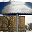Zniszczone tablice na wolskim skwerze im.prf. Władysława Bartoszewskiego