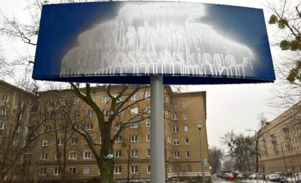 Zniszczone tablice na wolskim skwerze im.prf. Władysława Bartoszewskiego