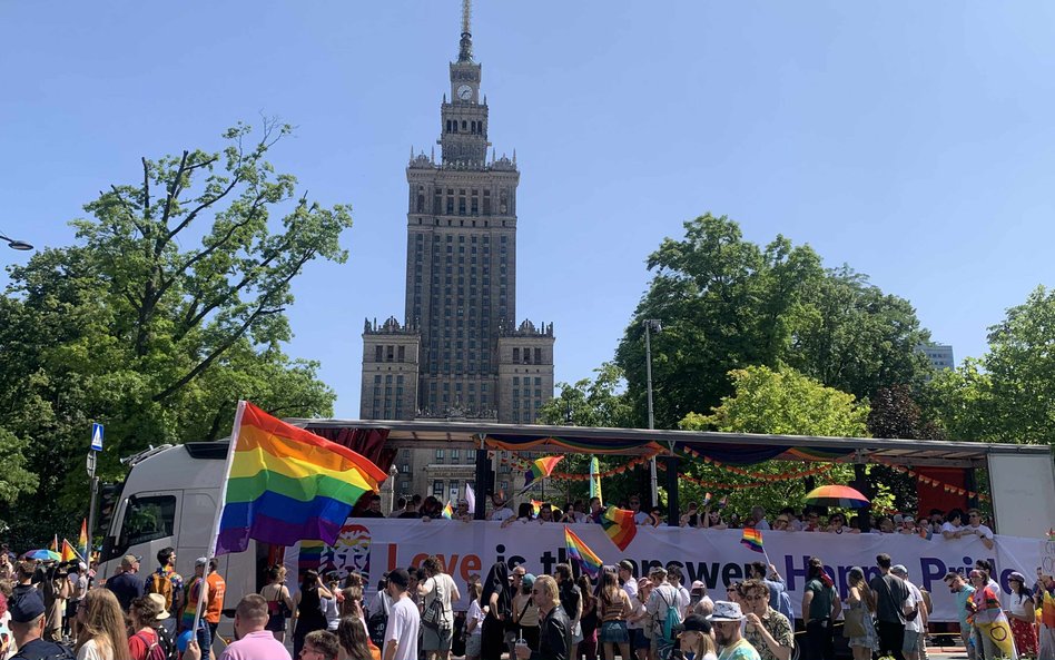 Platforma z hasłem "Love is the answer"