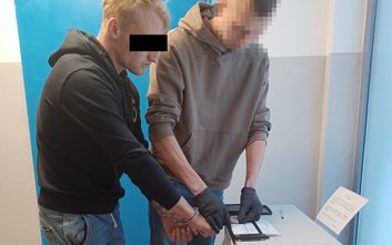 Gdy 19-letni „odbierak” pojawił się po zostawiony łup, policjanci natychmiast wkroczyli do akcji.