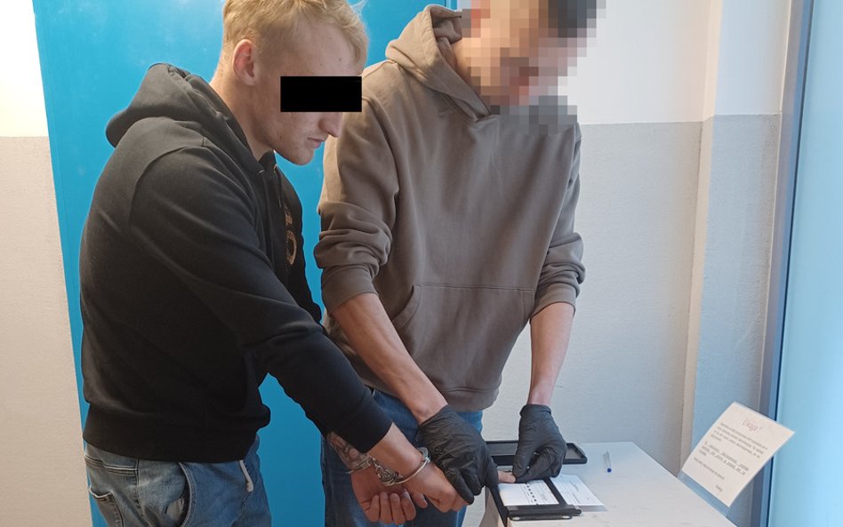 Gdy 19-letni „odbierak” pojawił się po zostawiony łup, policjanci natychmiast wkroczyli do akcji.