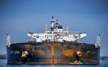 Aktywiści Greenpeace blokują statek Ust Luga w porcie Aasgaardstrand w Norwegii. Statek prawdopodobn