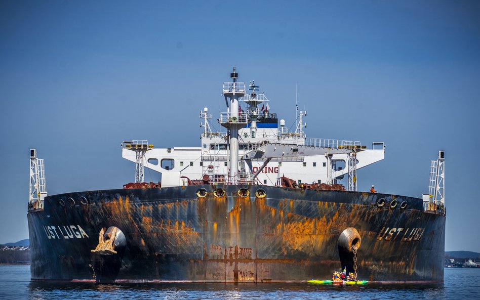 Aktywiści Greenpeace blokują statek Ust Luga w porcie Aasgaardstrand w Norwegii. Statek prawdopodobn