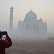 Tadź Mahal, jeden z najsłynniejszych indyjskich zabytków, spowity gęstym smogiem.
