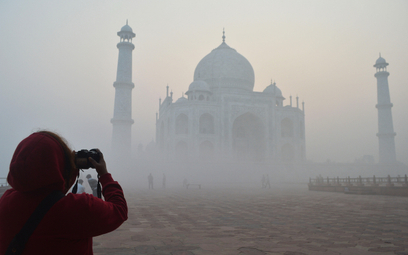 Tadź Mahal, jeden z najsłynniejszych indyjskich zabytków, spowity gęstym smogiem.