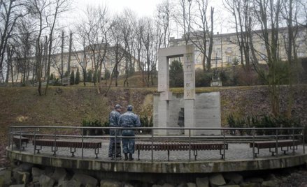 Ukraińscy policjanci pilnują we Lwowie oczyszczonego pomnika polskich profesorów, pomordowanych w li