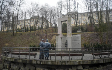 Ukraińscy policjanci pilnują we Lwowie oczyszczonego pomnika polskich profesorów, pomordowanych w li