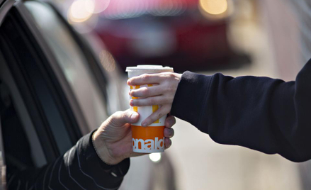 Podatek cukrowy: McDonald's zastępuje napoje gazowane wodą