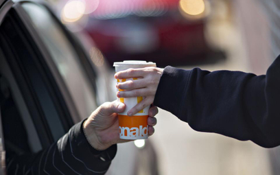 Podatek cukrowy: McDonald's zastępuje napoje gazowane wodą