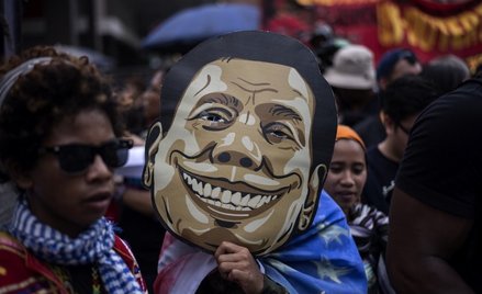 Filipiny: Płoną kukły prezydenta Rodrigo Duterte z twarzą Hitlera