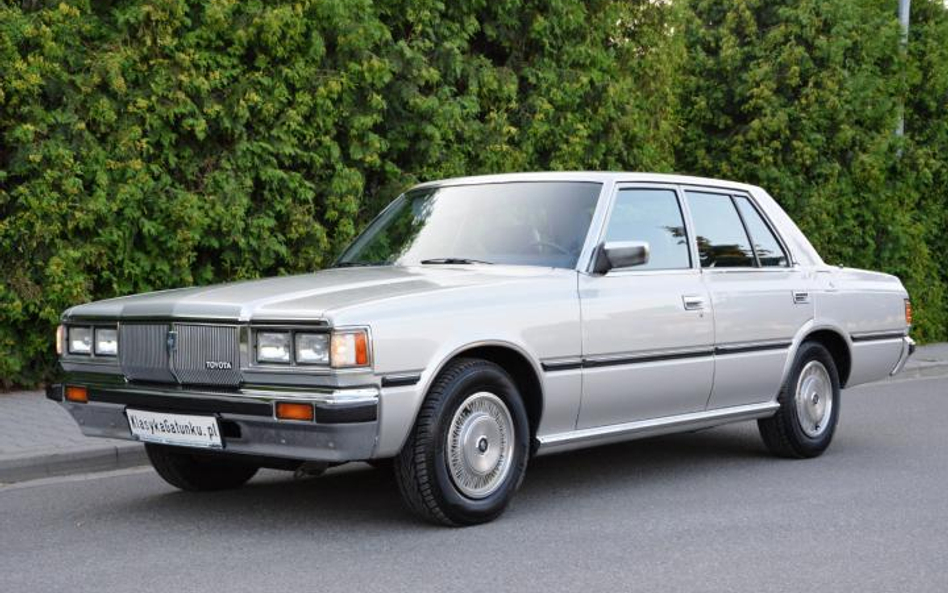 Dla jednych piękna, dla innych zbyt kanciasta, niewątpliwie oryginalna – Toyota Crown VI. Tę limuzyn