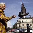 W Warszawie, jak widać na zdjęciu, karmienie gołębi pozostaje zajęciem, na które władze przymykają o