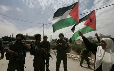 Patrol izraelskich żołnierzy w palestyńskim mieście Maasarah