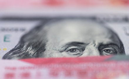 Znaczna większość światowego handlu naftowego jest wciąż rozliczana w dolarach. To wynika nie tylko 