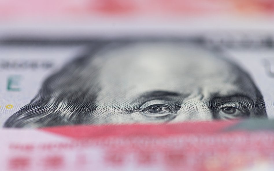 Znaczna większość światowego handlu naftowego jest wciąż rozliczana w dolarach. To wynika nie tylko 