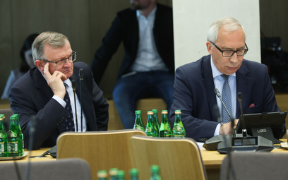 Posłowie PiS Tadeusz Cymański i Kazimierz Smoliński podczas posiedzenia sejmowej Komisji Sprawiedliw