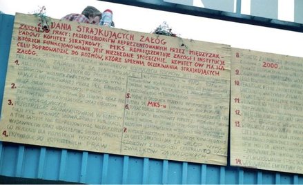 Tablice z wypisanymi 21 postulatami strajku w Stoczni Gdańskiej są teraz eksponowane w Europejskim C