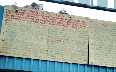 Tablice z wypisanymi 21 postulatami strajku w Stoczni Gdańskiej są teraz eksponowane w Europejskim C