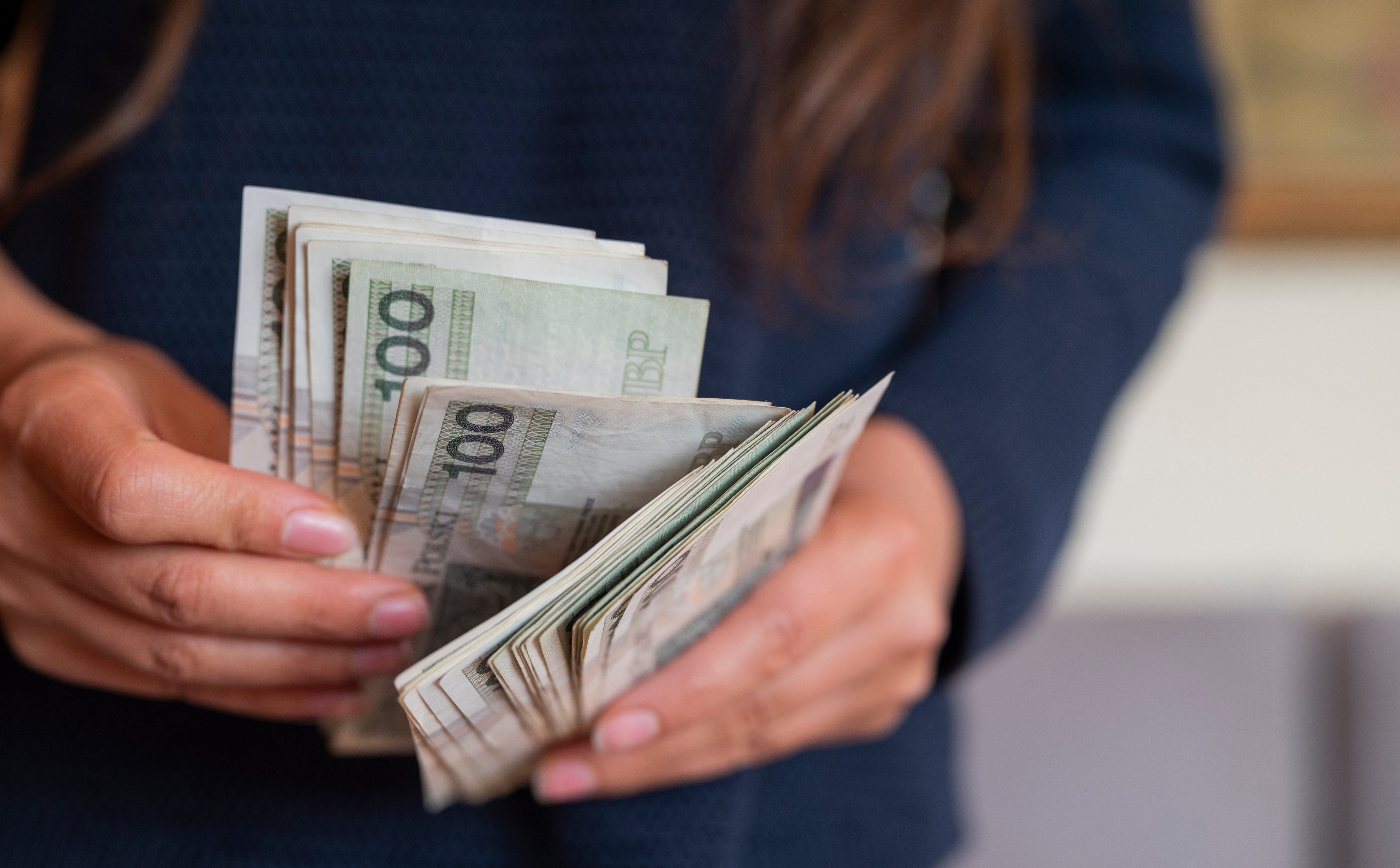 Złoty wciąż pozostaje mocny. Co mu pomaga?