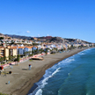 Miasto Rincon de la Victoria w hiszpańskiej Andaluzji. Budynek hotelu znajduje się w głębi miasta, a