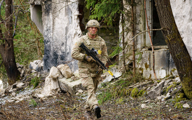 Brytyjski żołnierz w ośrodku szkoleniowym w Estonii