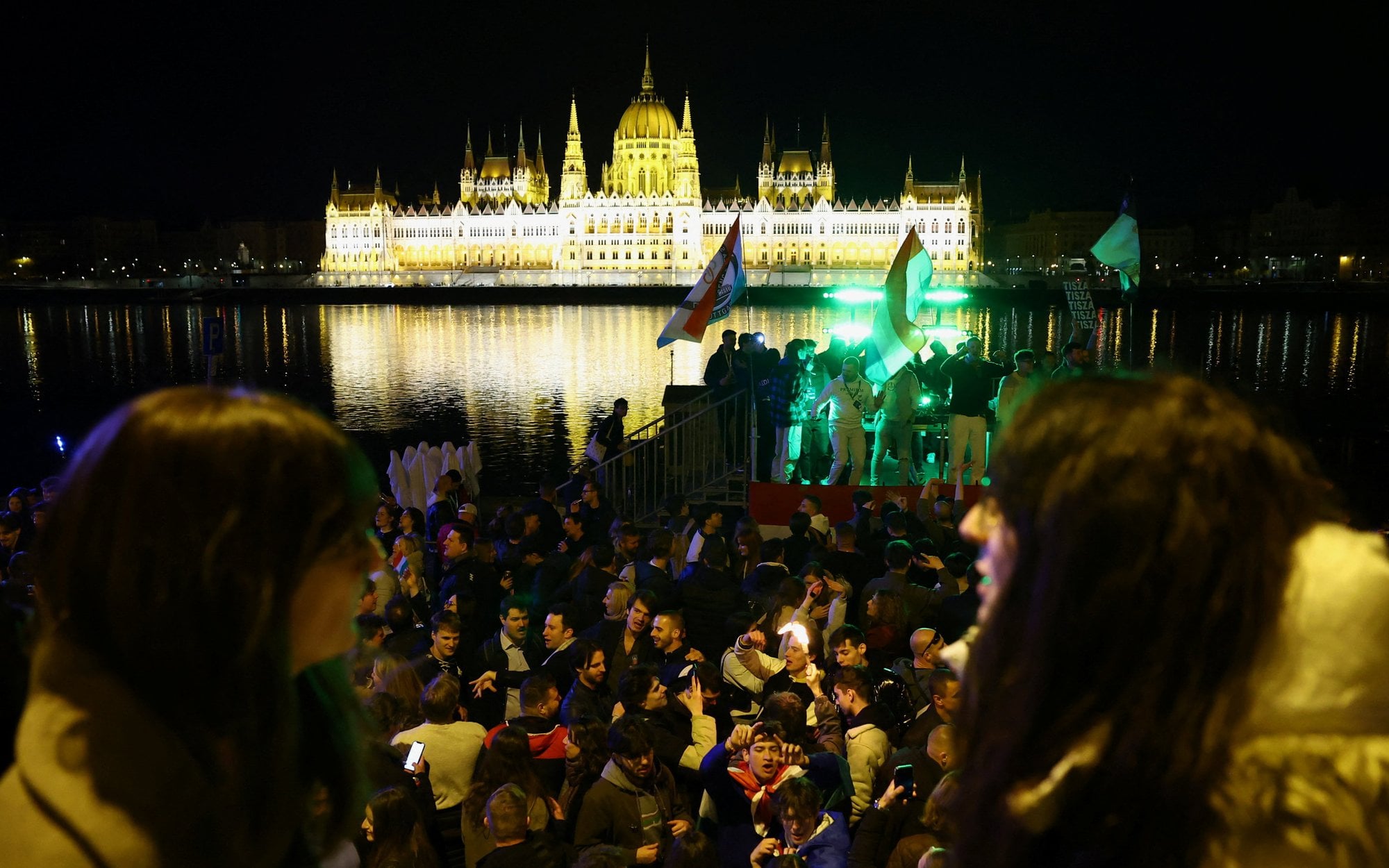 Виктор Орбан проиграл, Будапешт празднует. Ночью люди танцевали на улицах.