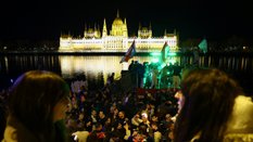 Węgrzy świętują w Budapeszcie po wygranych przez opozycję wyborach parlamentarnych.