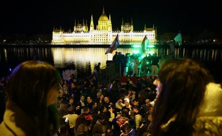 Węgrzy świętują w Budapeszcie po wygranych przez opozycję wyborach parlamentarnych.