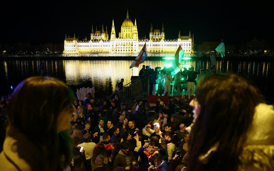 Węgrzy świętują w Budapeszcie po wygranych przez opozycję wyborach parlamentarnych.