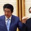Premier Japonii Shinzo Abe (po lewej) i sekretarz gabinetu premiera Yoshihide Suga